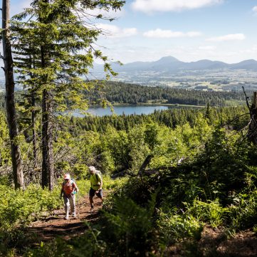 depuis le GR30 vue sur le lac de Servières et la chaîne des Puys